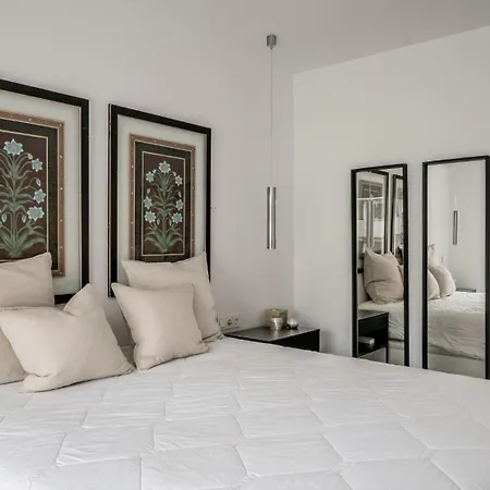 Casa Lala - Shiny 2br Nueva Andalucia, Pool & Parking Apartment